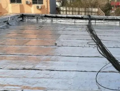 梁园卫生间漏水维修公司分享下梁园屋面楼顶防水刚性防水层施工要点。
